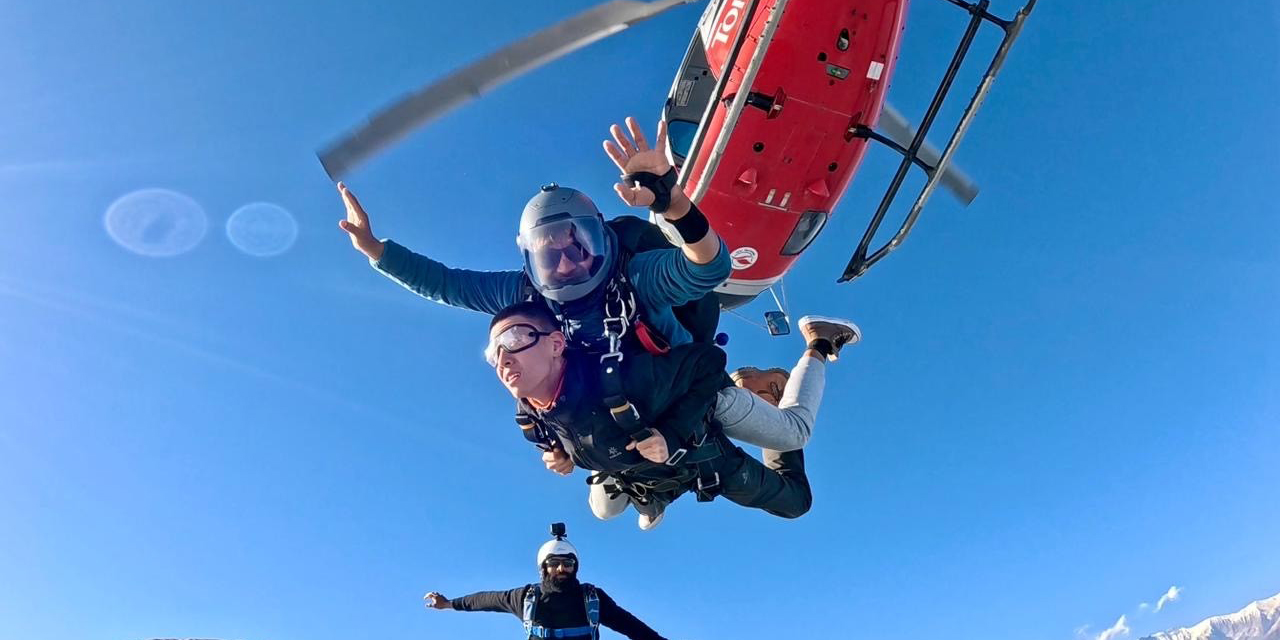 पोखरामा स्काइडाइभिङ