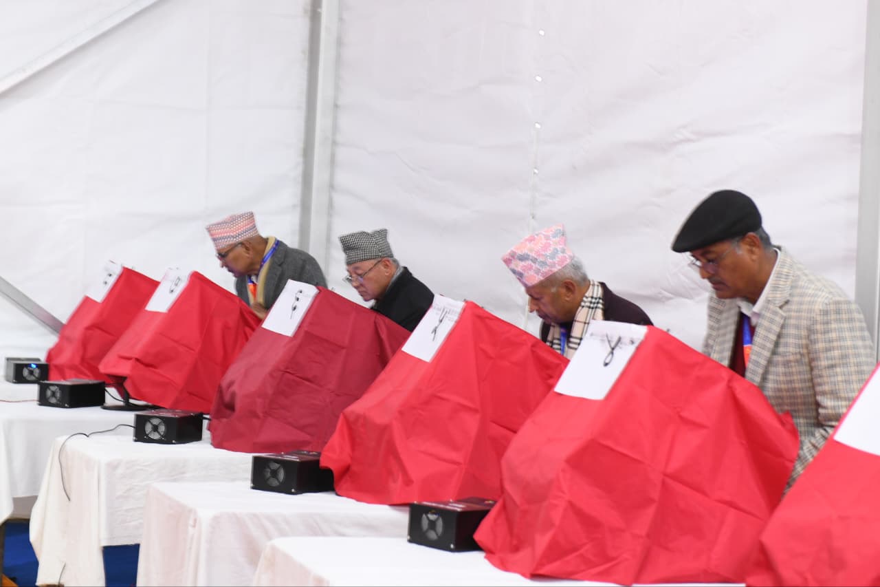 तस्बिरमा एमाले महाधिवेशनको मतदान