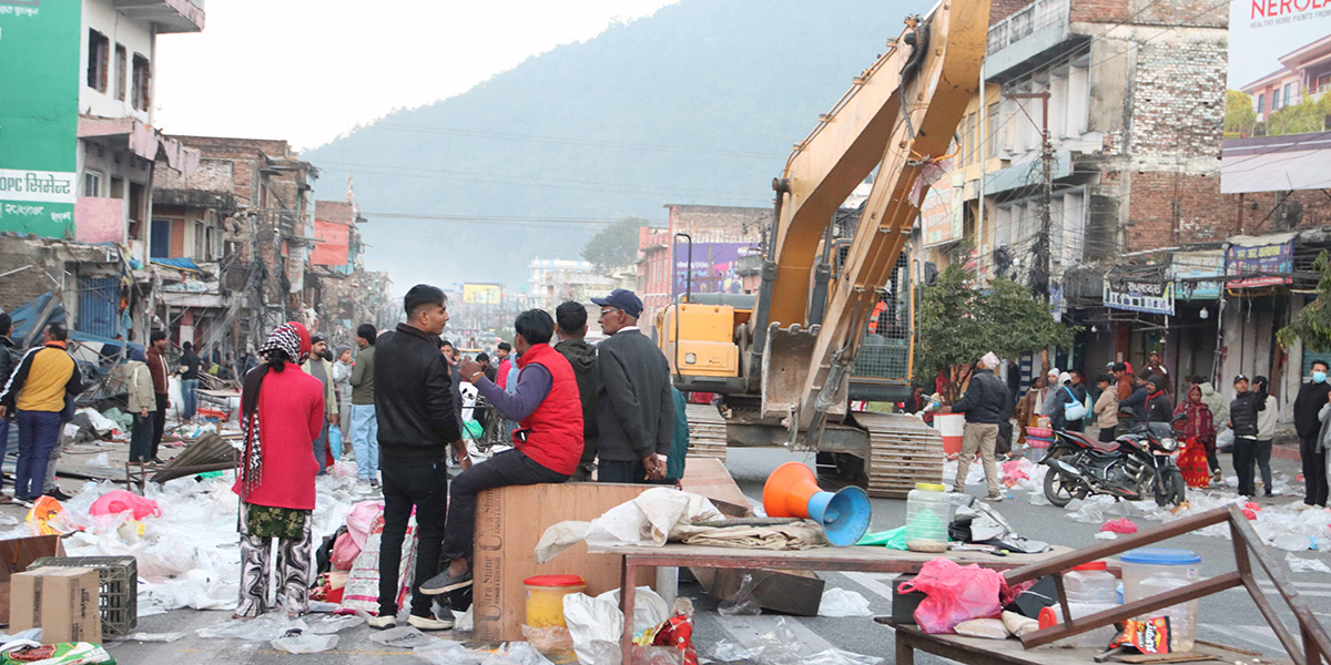 हेटौँडा मुख्य सडक विस्तारका लागि भौतिक संरचना भत्काउन सुरु