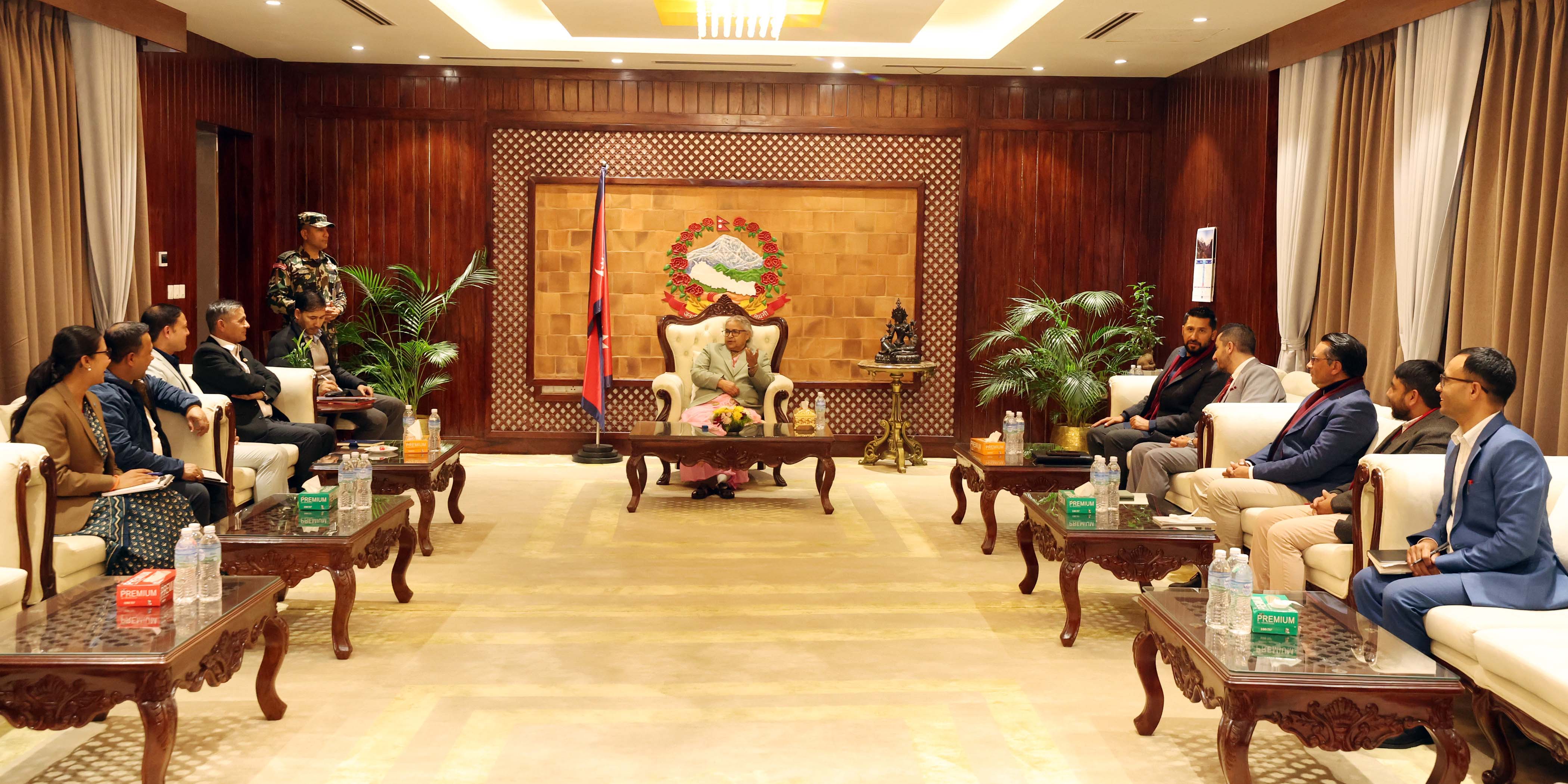 प्रधानमन्त्री कार्कीलाई भेट्न रवि लामिछाने बालुवाटारमा