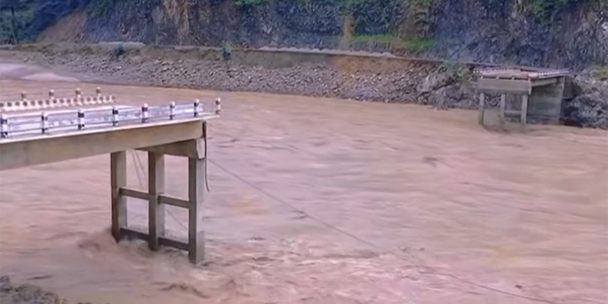 सुनकोशीको फोक्सिङटारमा अस्थायी बेलिब्रिज जडान हुँदै