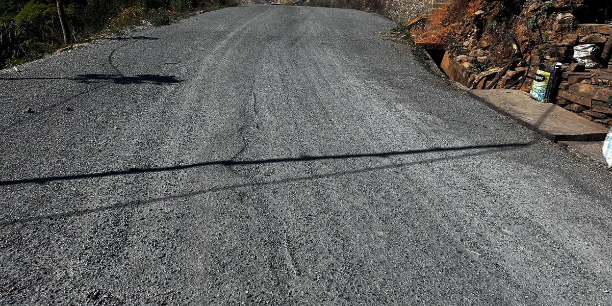 रत्नेचौर–भकुण्डे सडकः योजना पुरा नहुँदै कालोपत्र सडकमा खाल्डा पर्न थाल्यो