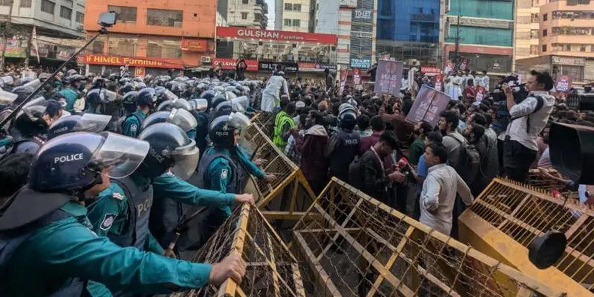 हसिनालाई फिर्ता पठाउन माग गर्दै बंगादेशमा भारतविरोधी प्रदर्शन