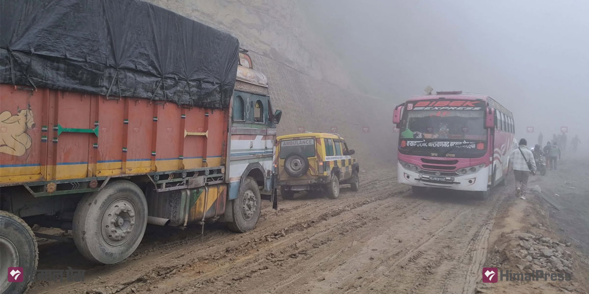 शीतलहरले सडक चिप्लो हुँदा दाउन्नेमा जाम (तस्बिरहरू)