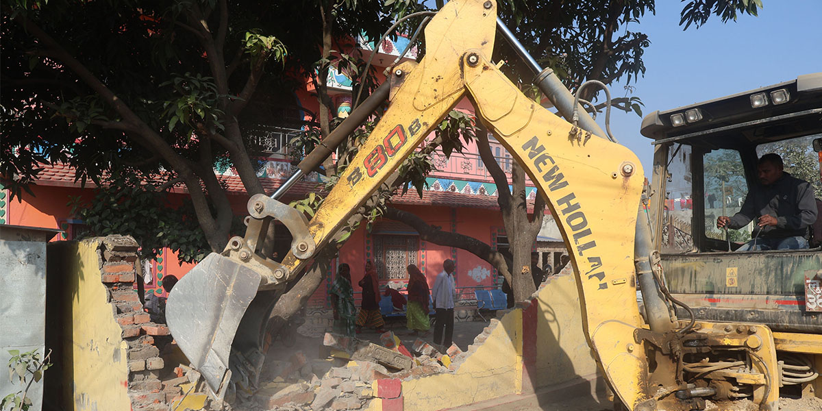 सडक विस्तारका लागि घरटहरामा डोजर