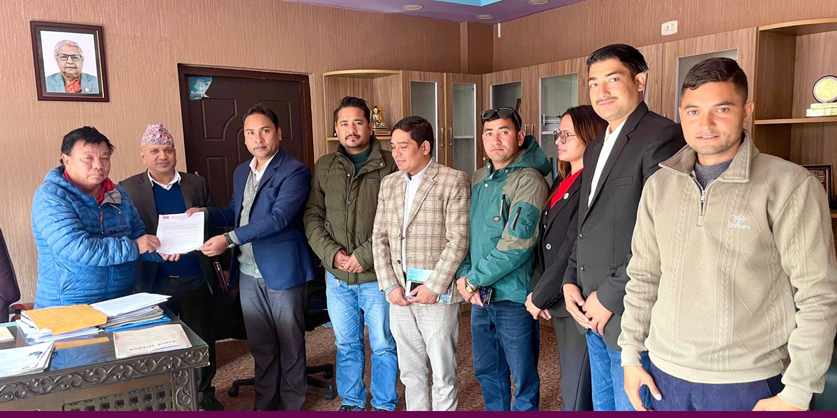 अखिलले २८ बुँदे मागसहित शिक्षामन्त्री पुनलाई बुझायो ज्ञापनपत्र