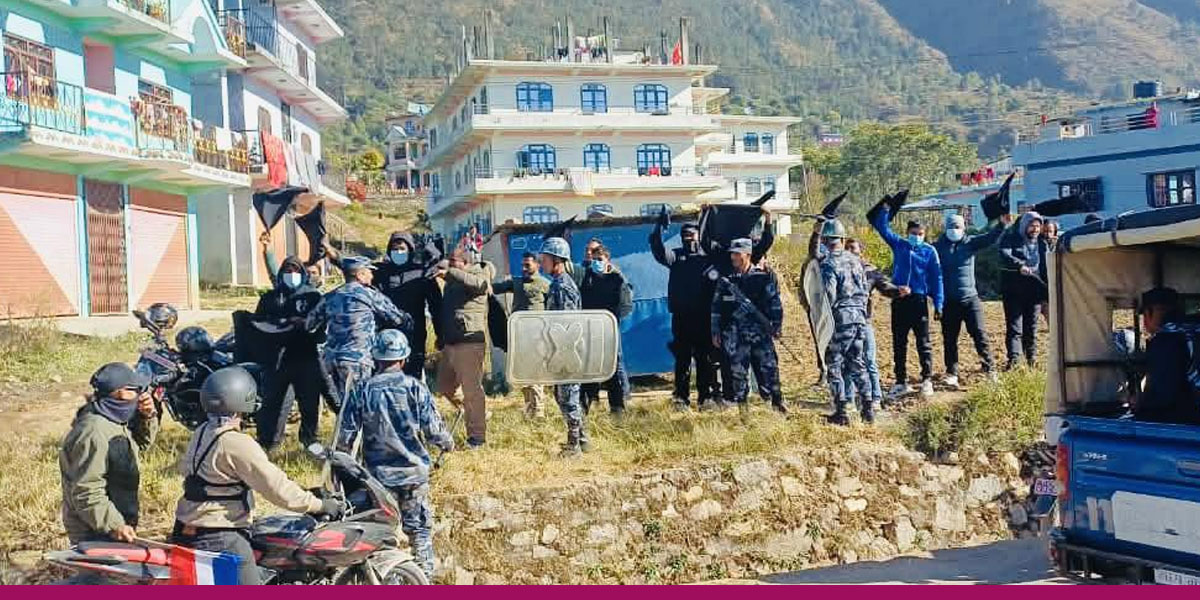 नेकपाका कार्यकर्ताले जनार्दनलाई गृहजिल्लामा देखाए कालो झण्डा
