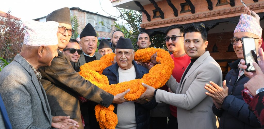 ओलीलाई ११ किलोको माला