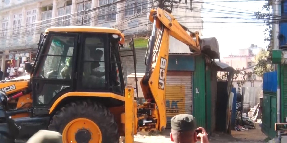 कवाड संकलन केन्द्रमा चल्यो महानगरको डोजर