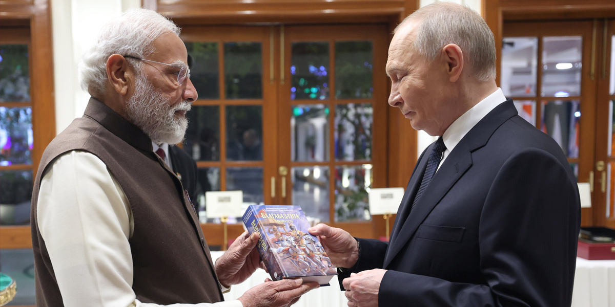 मोदीले पुटिनलाई दिए गीता उपहार