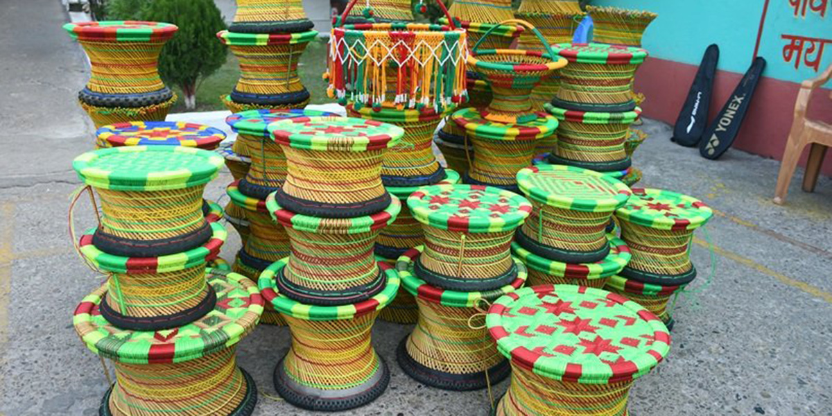 व्यावसायिक बन्न मुढा बनाउने सीप सिक्दै दिक्तेलका महिला