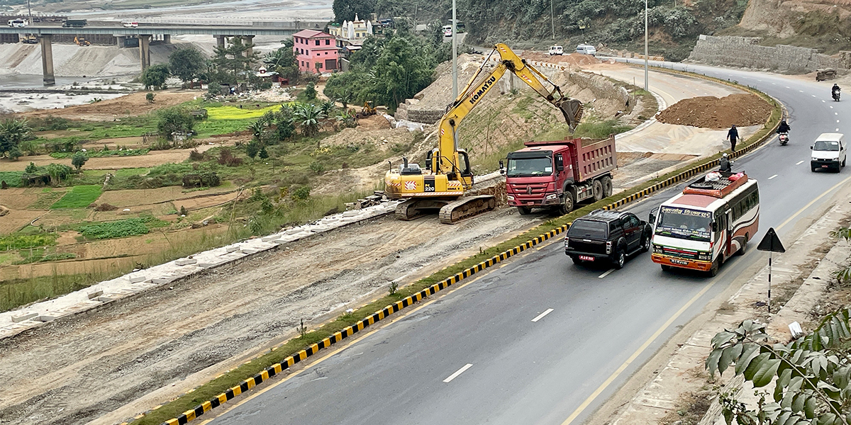 भासिएको चार महिनापछि मुग्लिन-पोखरा सडक मर्मत सुरु