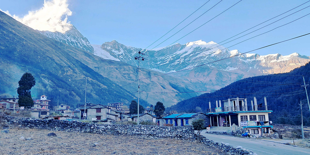 मुस्ताङको लेते गाउँ र मानापाथी हिमाल