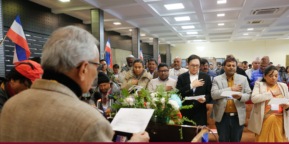 बाबुरामले गराए अध्यक्ष परिषद् र केन्द्रीय सदस्यहरूलाई शपथ