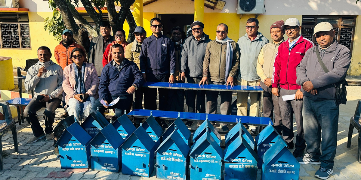 विद्यालयलाई डेस्कबेञ्चसहित उजुरी पेटिका वितरण