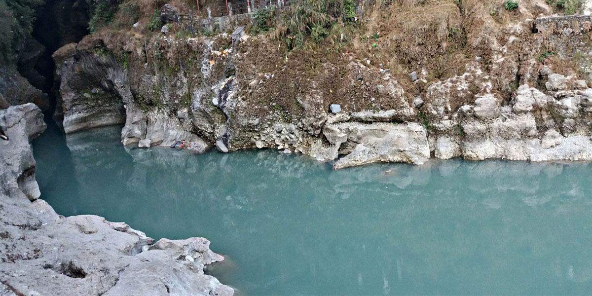 पाँच वर्षमा पनि बनेन सेती नदीमा पुल