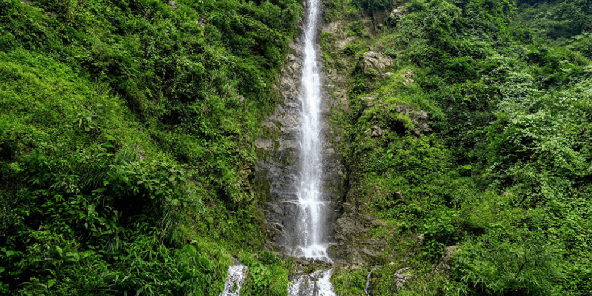 बाढीले क्षति पुर्‍याएको तीनतले झरनालाई पुरानै लयमा फर्काइँदै