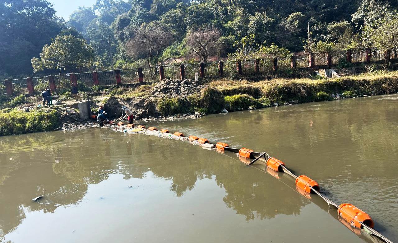 बागमतीमा फोहर संकलन गर्न ‘ट्रास बेरियर’, कसरी काम गर्छ ?