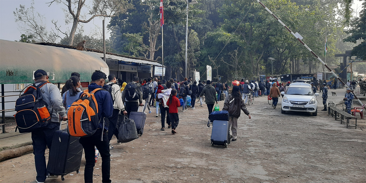 रोजगारीका लागि भारततर्फ जानेको भीड