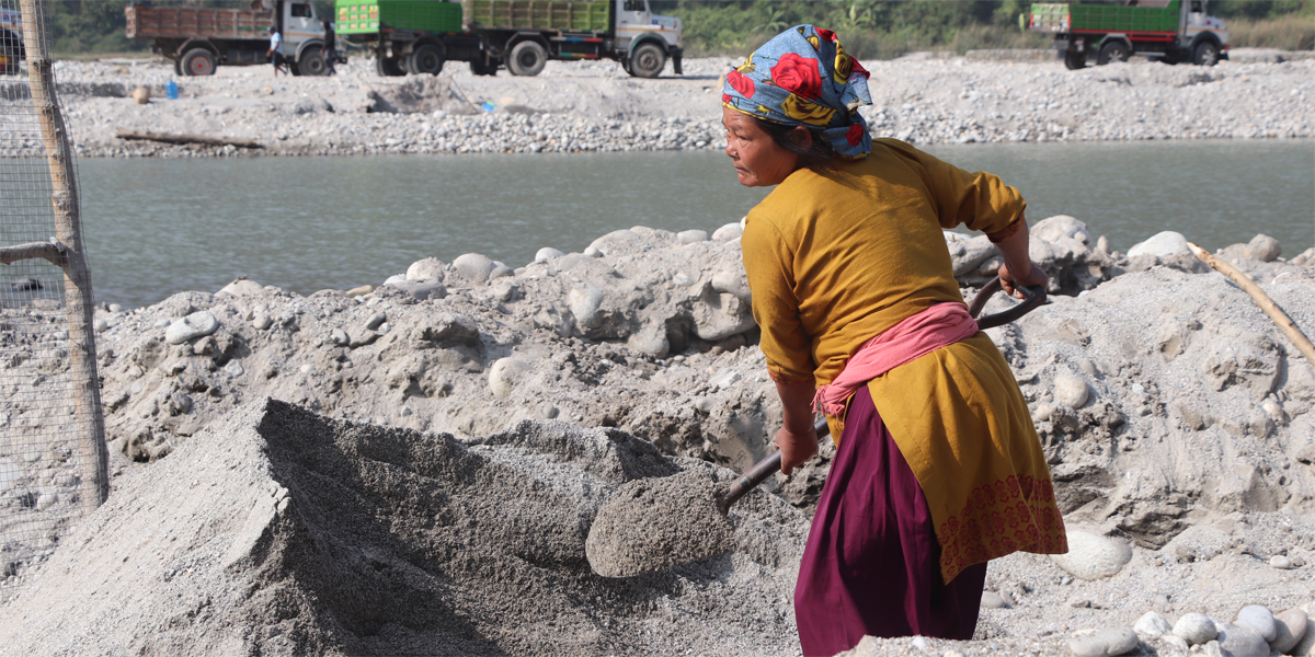 त्रिशूली किनारमा बालुवा चाल्नेहरू…