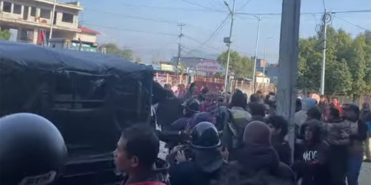 प्रदर्शनकारीमाथि पोखराका वडाध्यक्षले खुकुरी प्रहार गर्न खोजेपछि…