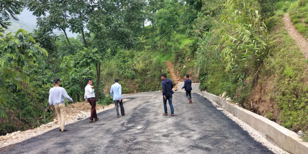 पानी र तुसारो जमेर मजुदूरको स्वास्थ्यमा समस्या, सडक निर्माण स्थगित