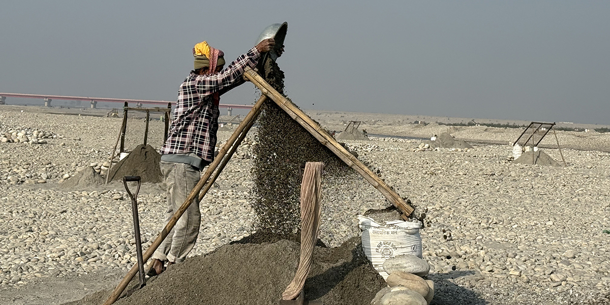 महाकाली नदीको बगरमा जीवन खोजिरहेका दम्पती