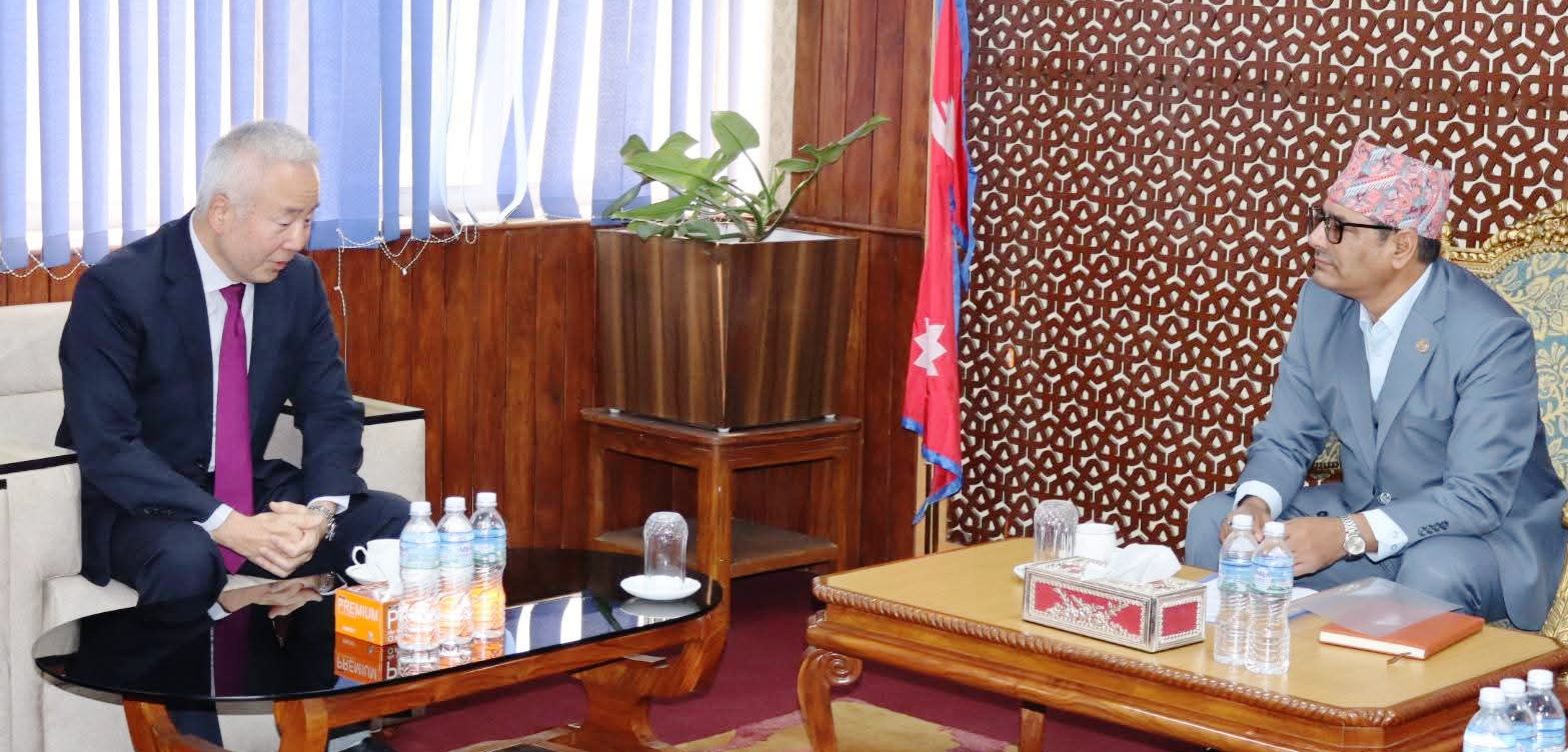 वनमन्त्री र जापानी राजदूतबीच शिष्टाचार भेट