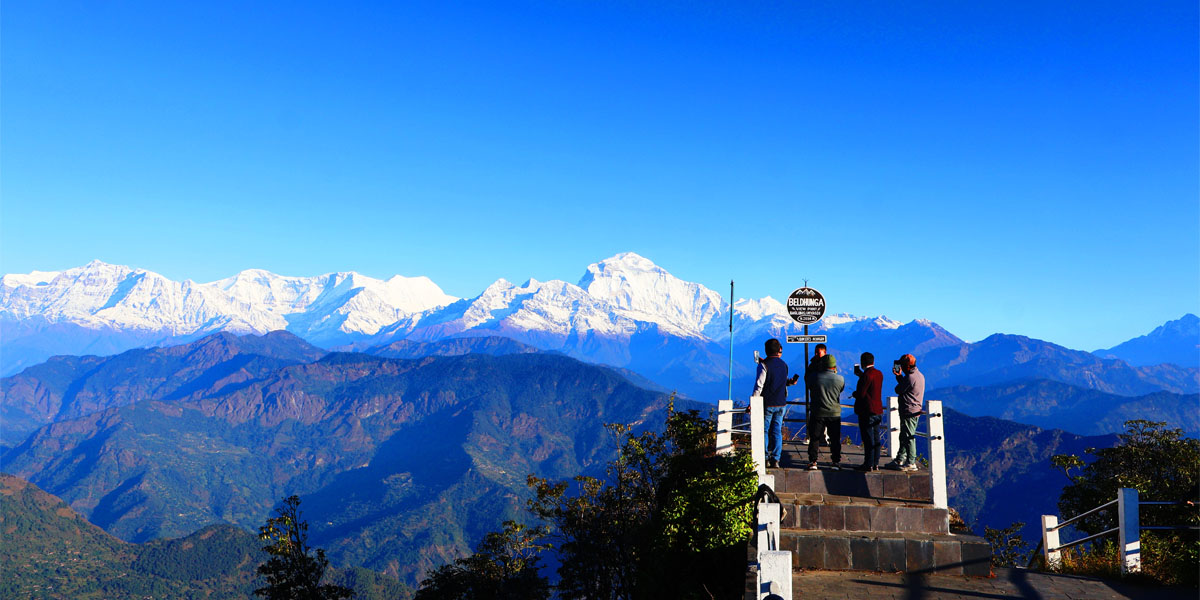 हिमाल हेर्न बेलढुंगामा पर्यटक