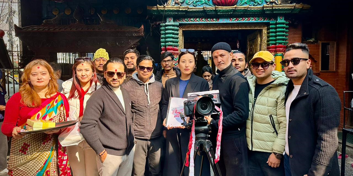 फिल्म निर्देशनमा अर्पण थापा, गरे ‘फ्रेन्च किस’ को शुभ मुहूर्त
