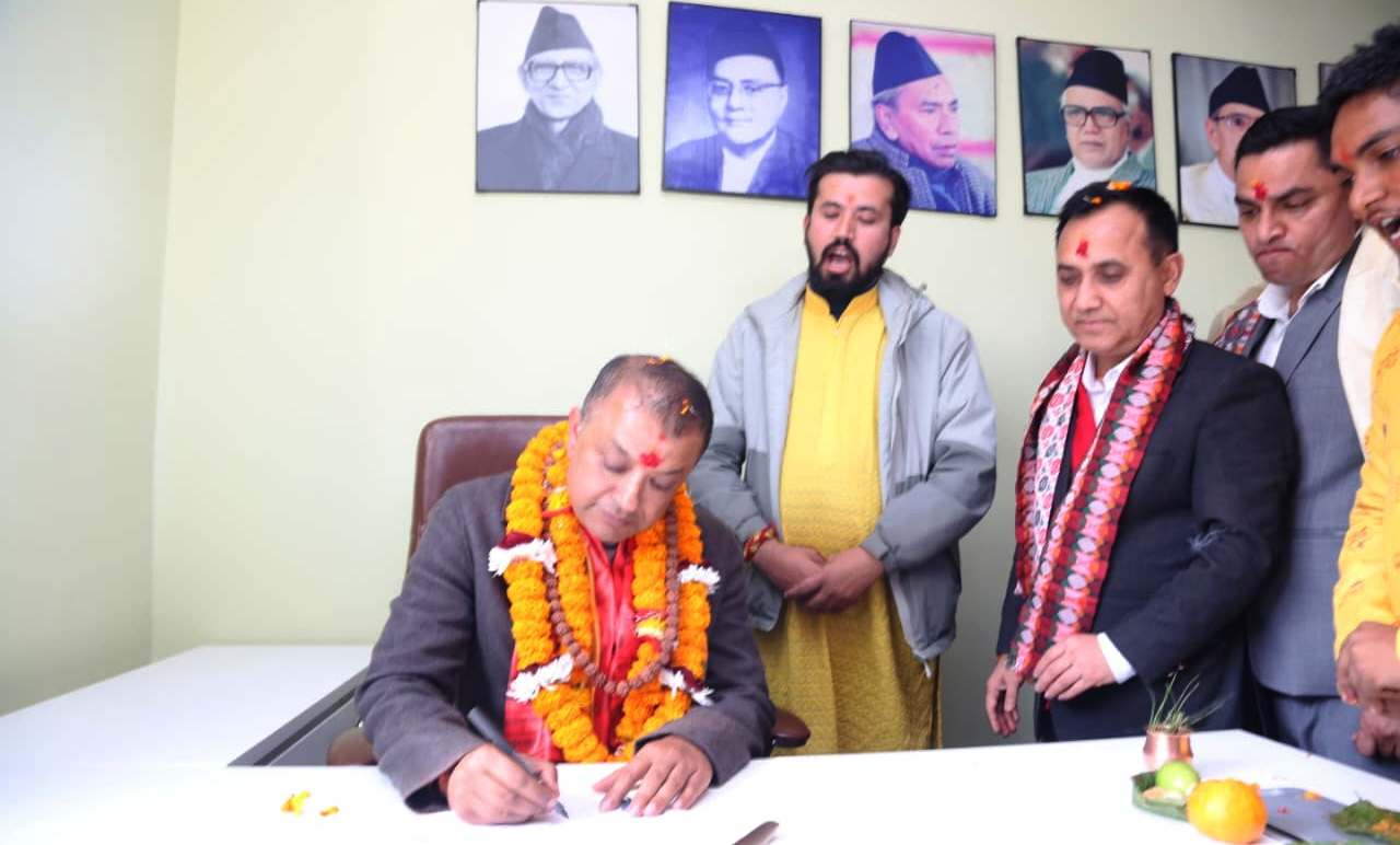 गगनले गरे पदबहाली, केन्द्रीय समिति बैठक बस्दै