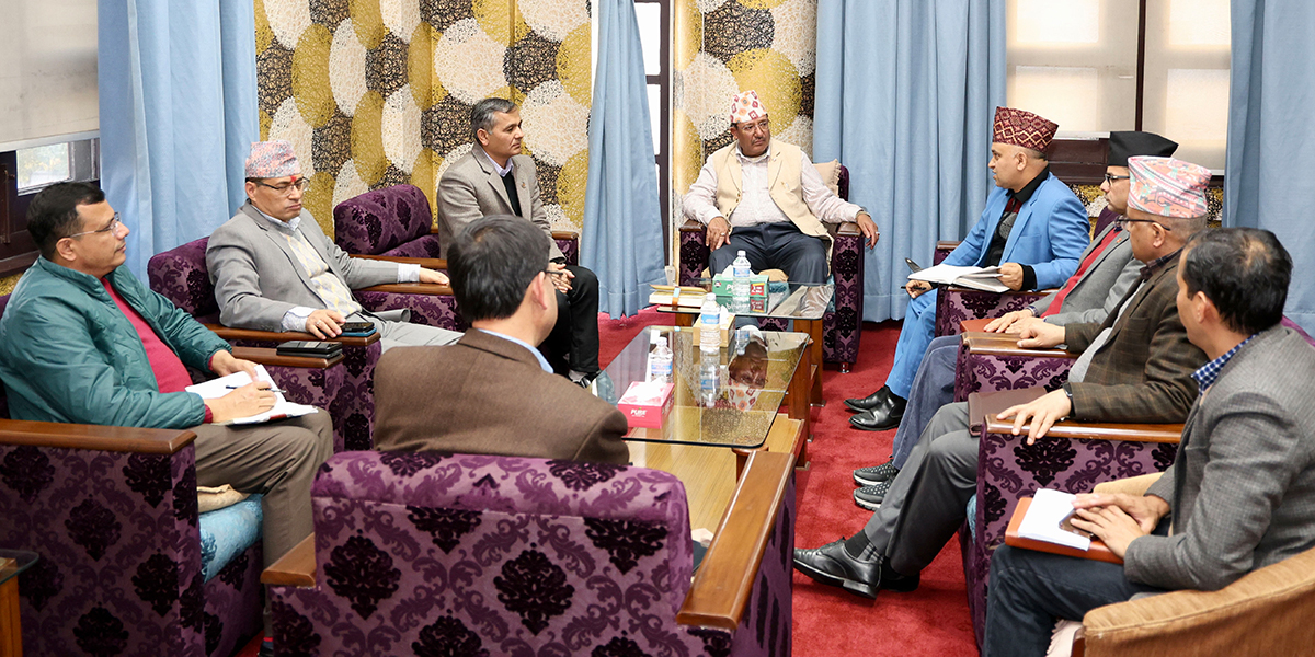 निर्वाचनको तयारीबारे गृहमन्त्री र आयोग पदाधिकारीबीच छलफल