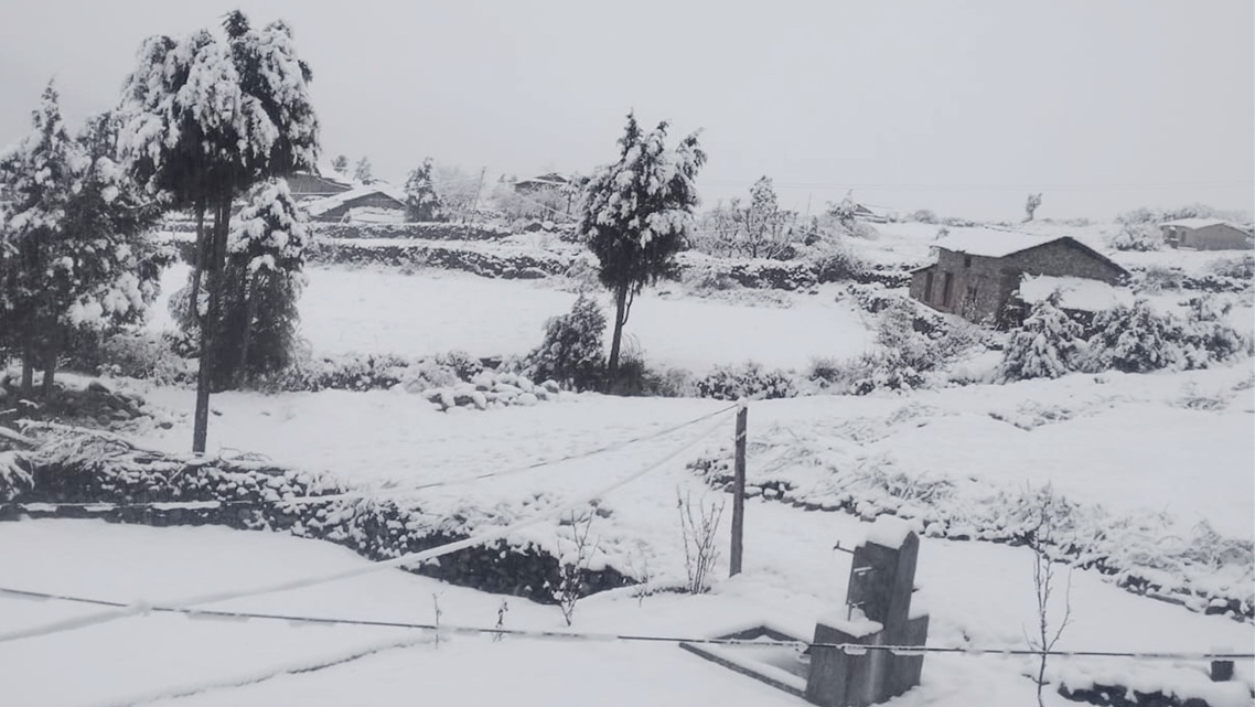 वर्षापछि बाक्लो हिमपात : धारमा पानी जम्यो, हिँडडुलमा बहुत कठिन