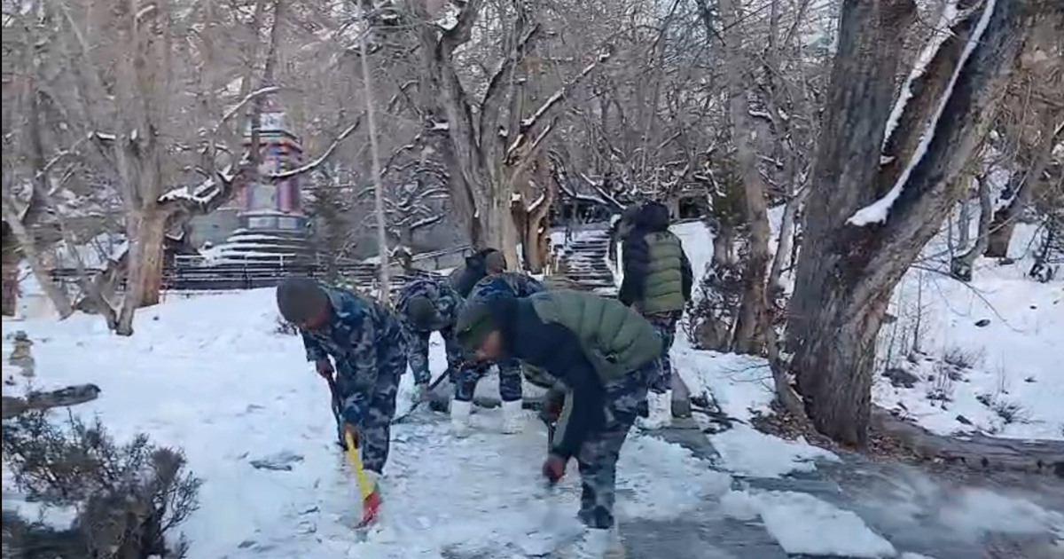 सशस्त्र प्रहरीले मुक्तिनाथ मन्दिरको हिउँ पन्छायो