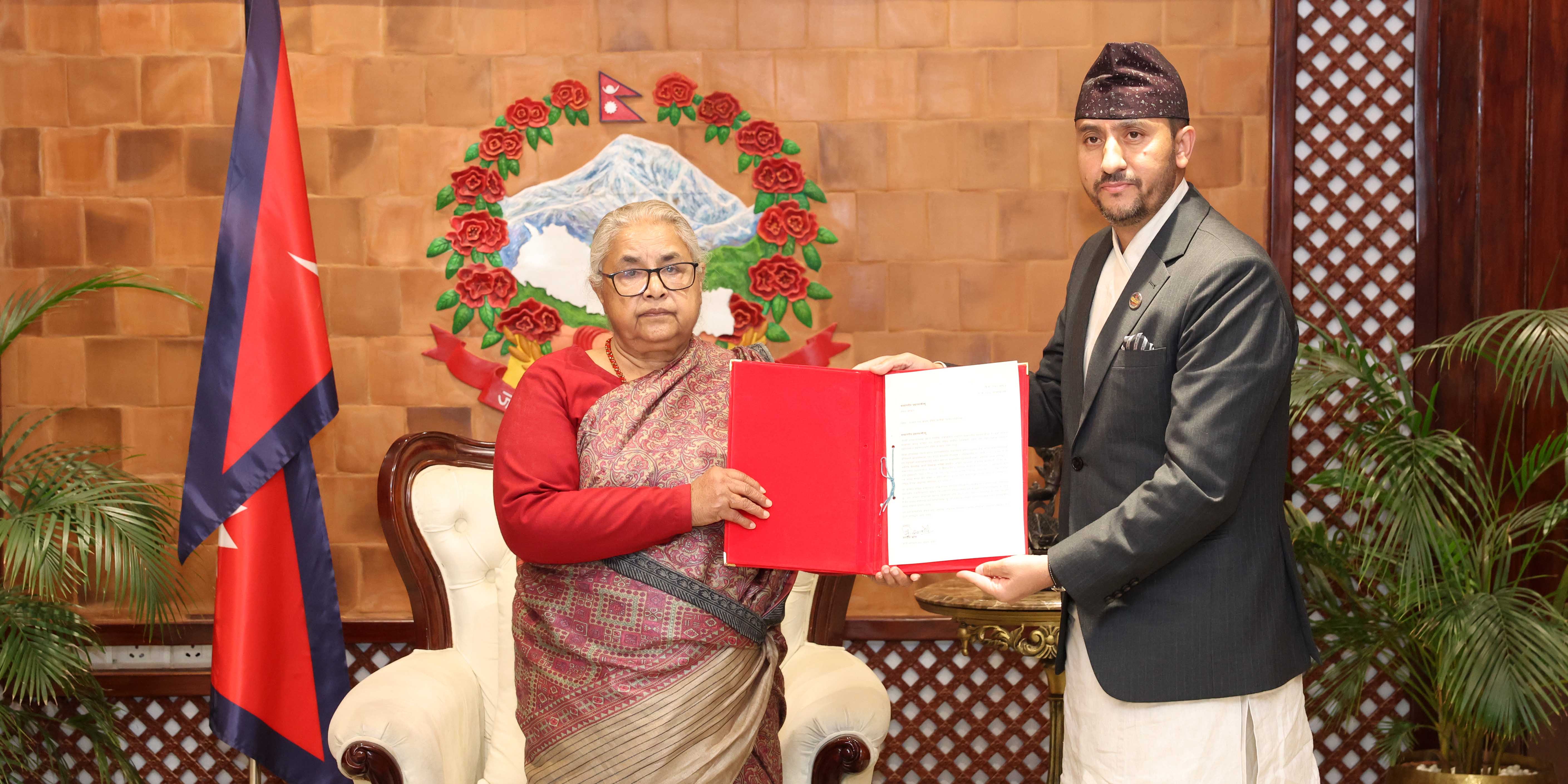 सञ्चारमन्त्री खरेलले दिए राजीनामा