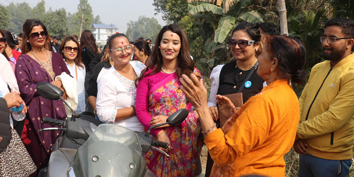 झापा ५ को घरदैलो कार्यक्रममा बालेन पत्नी सविना