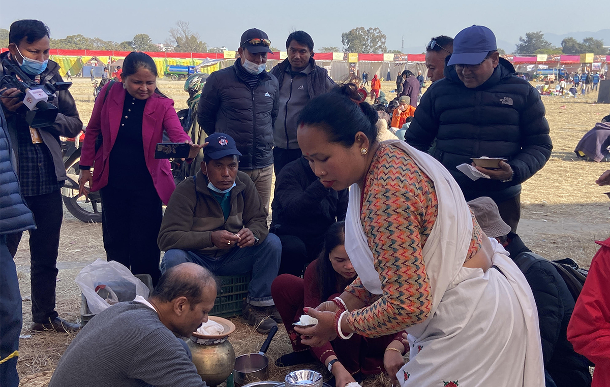 थारु माघी महोत्सव : घोँगी र भक्का खानेहरूको भीड