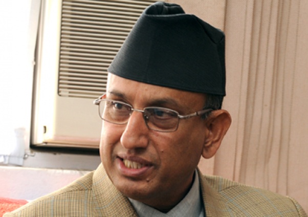 देउवालाई आचार्यको प्रश्‍न: भोलि जहाजमा भेट्न जानुपर्ने साथीहरू आँगनमा आएका छन्, किन अंकमाल नगरेको?