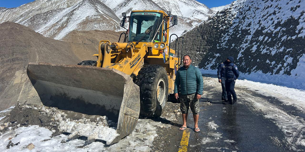 पन्छ्याइँदै कागबेनी-मुक्तिनाथ सडकको हिउँ