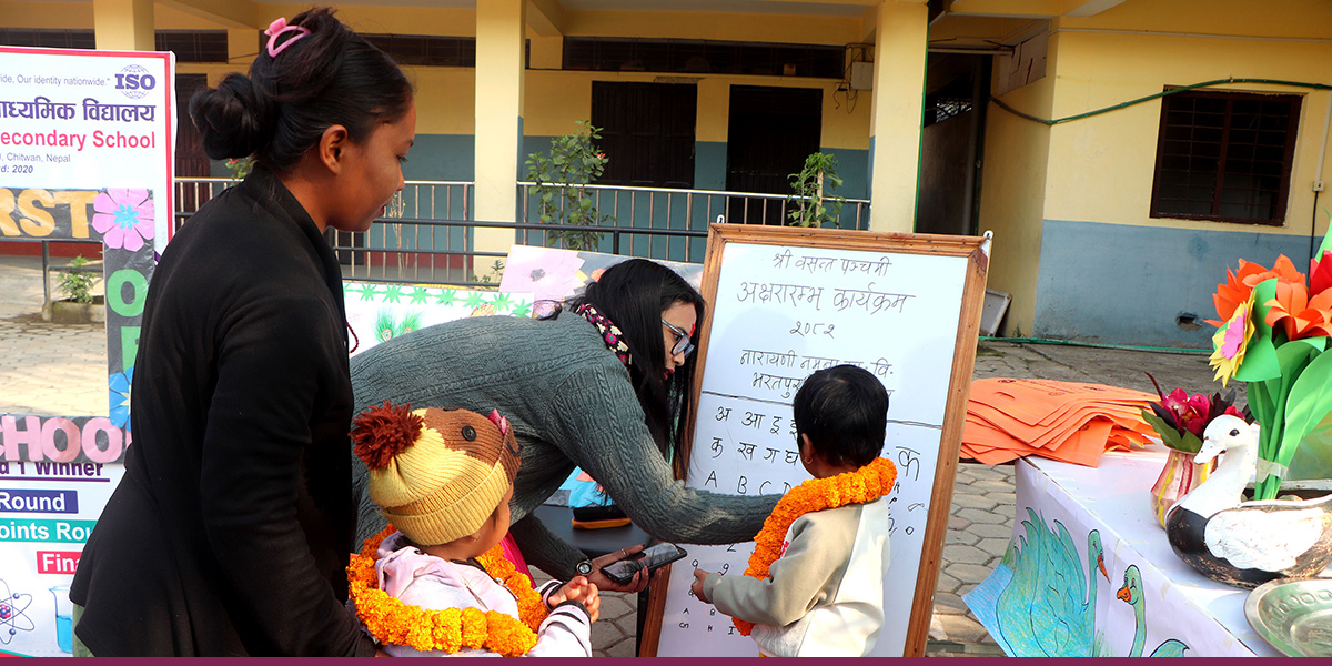 अक्षरारम्भ र सरस्वती पूजा गरिँदै (तस्बिरहरू)