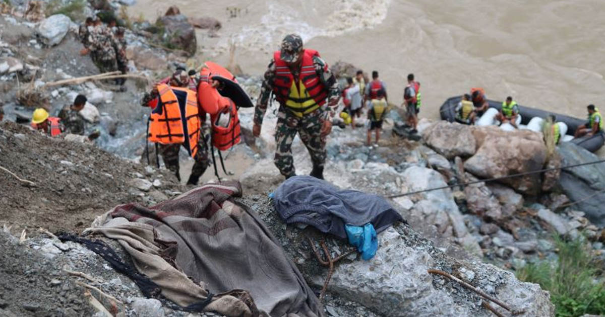 त्रिशूली किनारमा बालुवामा पुरिएको अवस्थामा बसको अवशेष