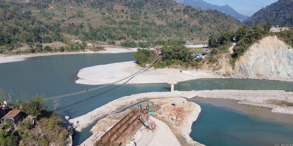 धाप्लाङघाटमा निर्माणाधीन पुल