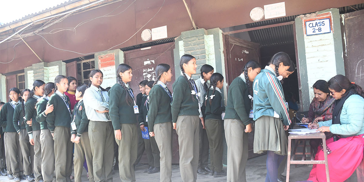 एचपिभी खोप लगाउन लाइनमा किशोरी