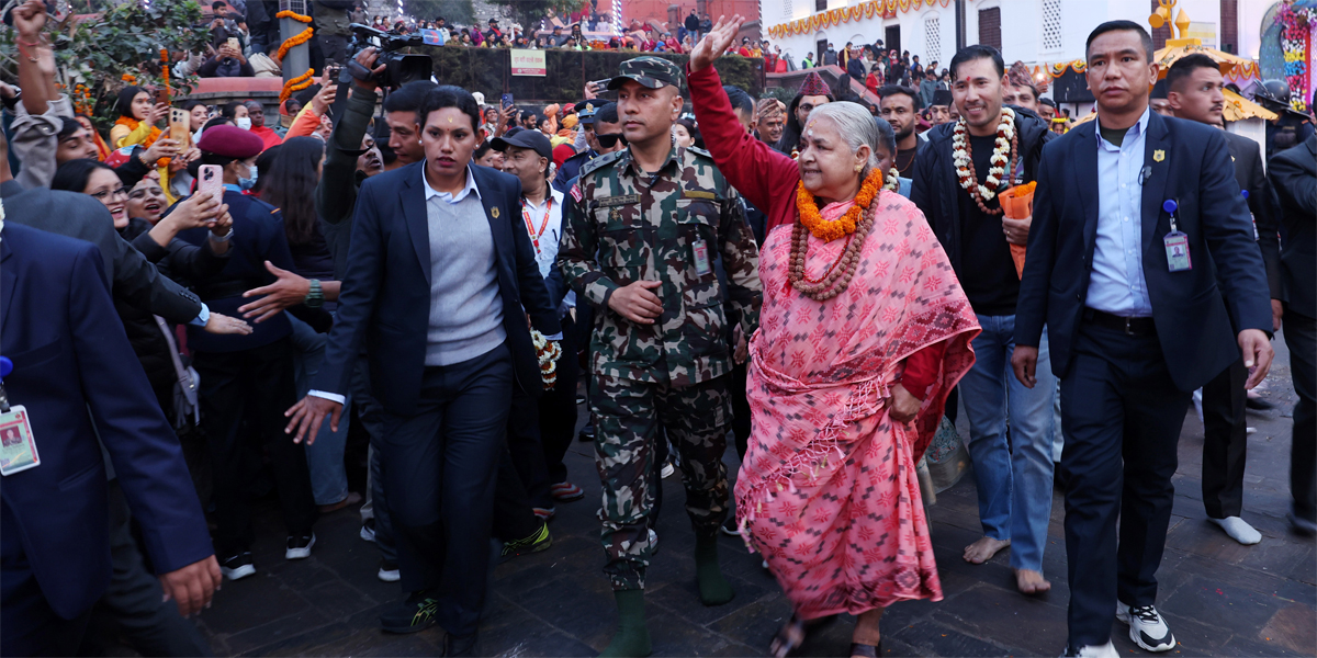 प्रधानमन्त्री कार्कीद्वारा पशुपतिनाथको दर्शन