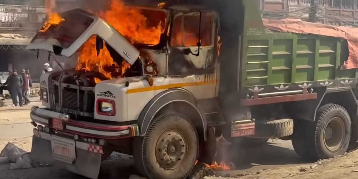 बनेपामा टिपरको ठक्करबाट एकको मृत्यु, टिपरमा आगजनी