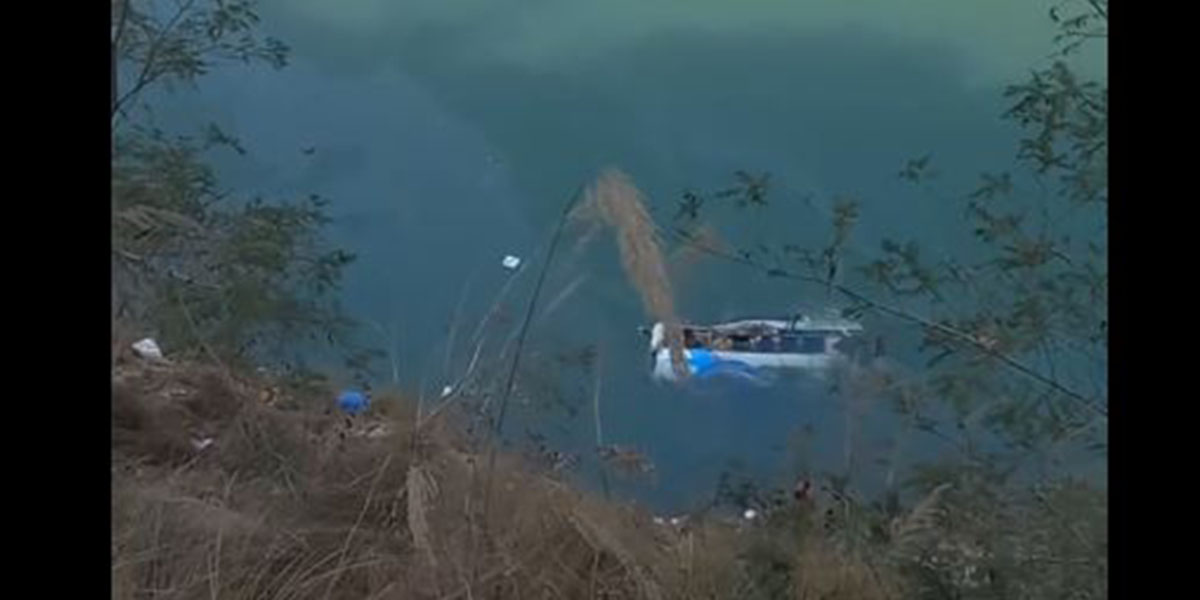 काठमाडौँबाट ओखलढुंगा छुटेको बस तामाकोशी नदीमा खस्यो, हताहतको आशंका