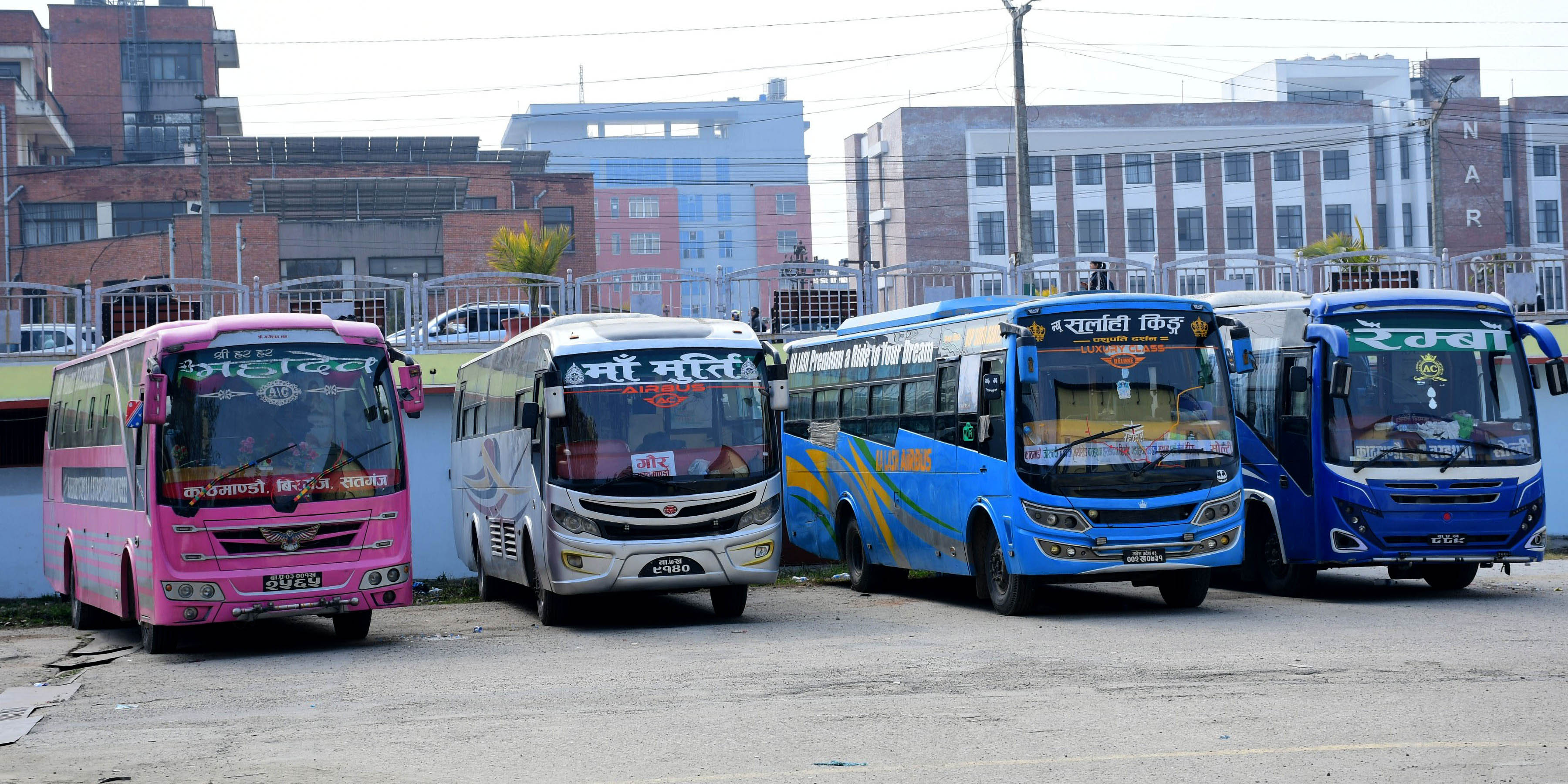 बाटोमै पार्किङ गरिएका १५ बस नियन्त्रणमा