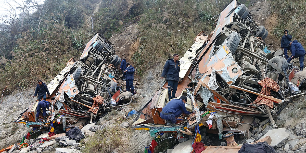 यस्तो छ धादिङमा दुर्घटनाग्रस्त बस