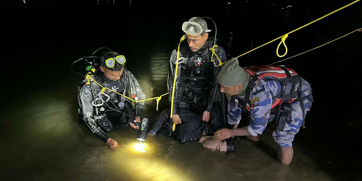 सशस्त्रको गोताखोरले निकाल्यो फेवातालमा खसेको कार, अचेत भेटिएका युवक बाँचेनन्