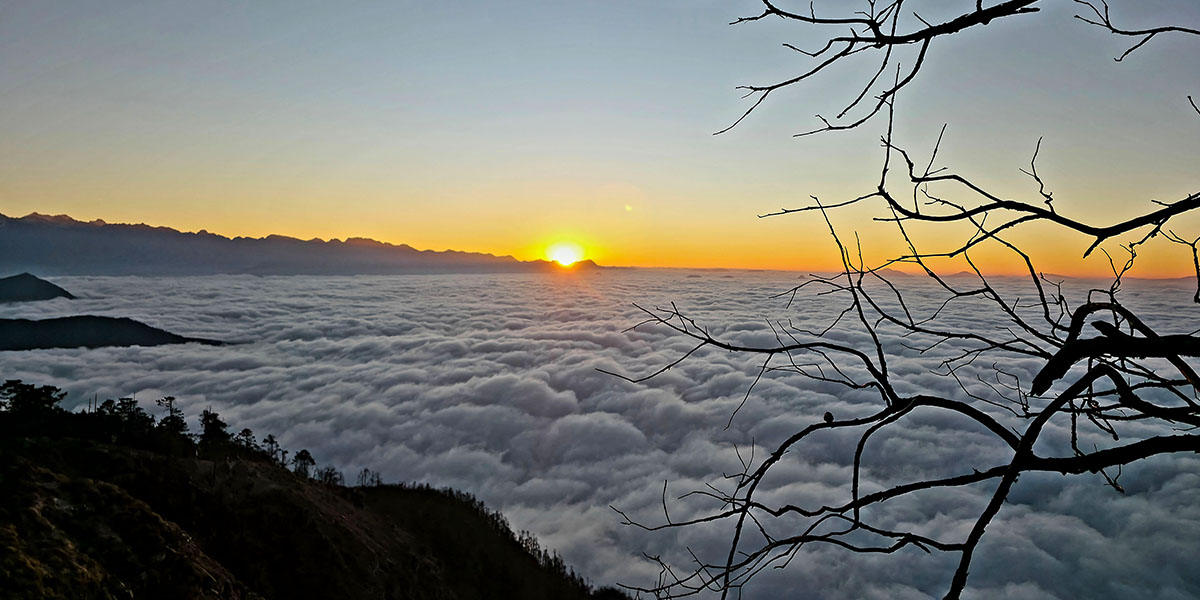पाथीभरा मन्दिर परिसरबाट देखिएको सुर्योदय र हुस्सु